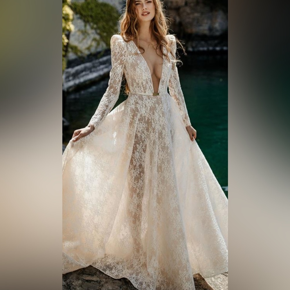 Muse by Berta 22-32 Isabel Elegant Cream Lace Gown, size 8/44, sample, new!!